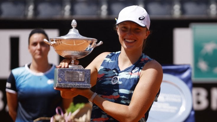 Iga Swiatek festeggia la vittoria a Roma