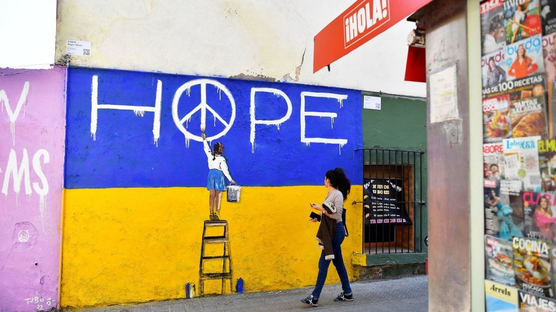Barcellona, Spagna. Un murale dell'artista urbano "TV BOY". Foto di PAU BARRENA/AFP
