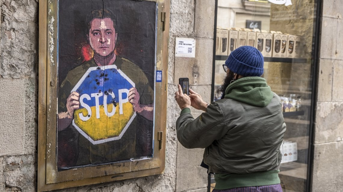 Barcellona, Spagna. Murale dell'artista italiano TvBoy. Foto di Paco Freire/SOPA