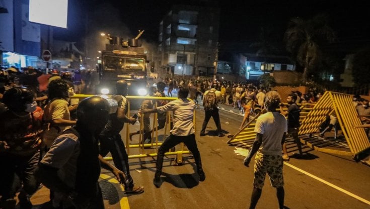 Sri Lanka, il Paese soffoca nella crisi economica: sospesi i pagamenti di 35 miliardi di dollari ai creditori stranieri, ma i problemi arrivano da lontano
