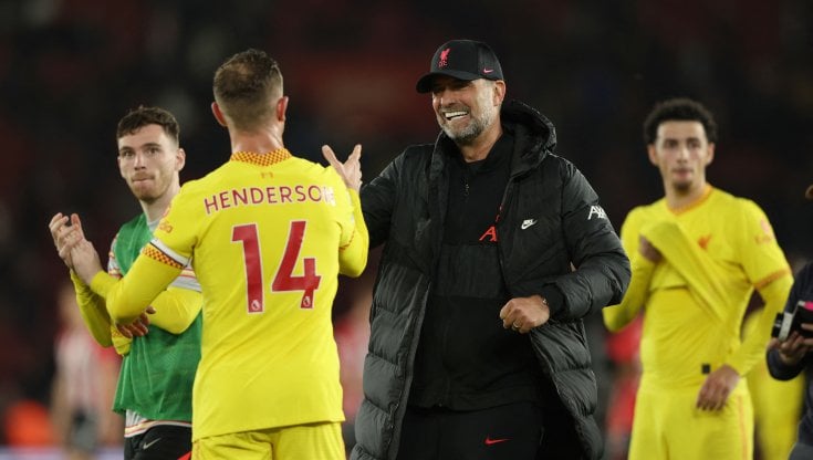 Un sorridente Klopp a fine partita con Henderson