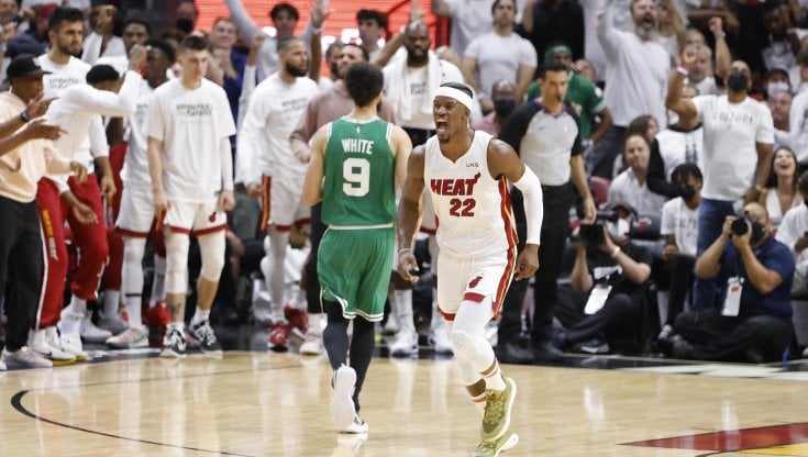 Jimmy Butler esulta dopo un canestro