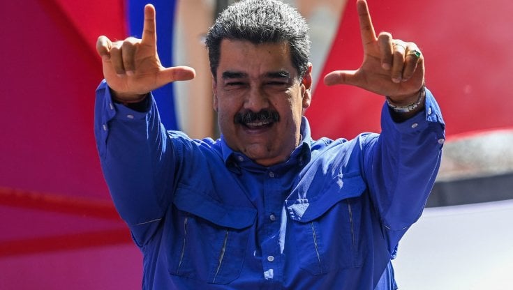Maduro saluta la folla prima d tenere un discorso in occasione dello scorso 1 maggio.