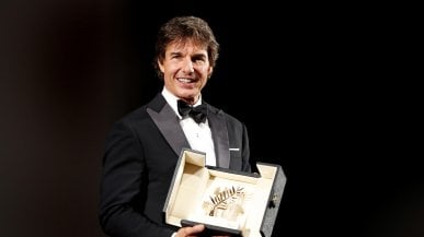 La serata di 'Top Gun', standing ovation e Palma d'onore per Tom Cruise: "Da giovane tagliavo l'erba per poter andare al cinema"