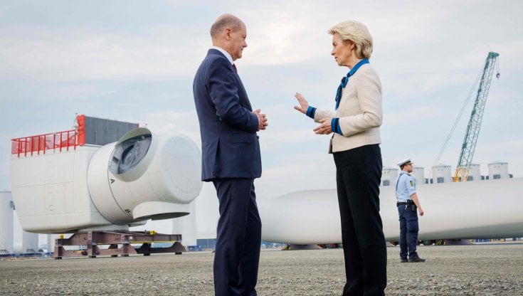 Il Cancelliere tedesco Olaf Scholz con Ursula von der Leyen (Ue)