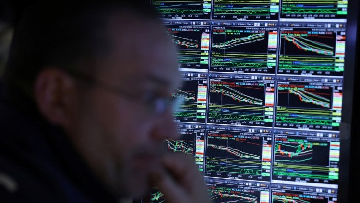 Le Borse di oggi, 19 maggio. Le Ue chiude in calo, Wall Street contrastata dopo il tonfo. Bce: "Inflazione alta, rischi aumentano"