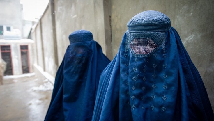 Afghanistan, obbligo di hijab anche per le donne che lavorano per le istituzioni internazionali 
