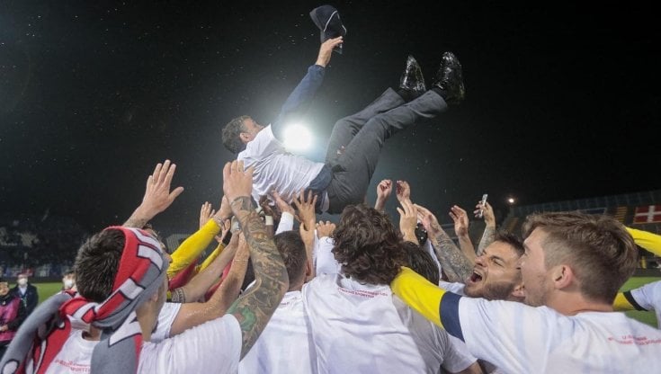 Pecchia portato in trionfo dai giocatori dopo la conquista della promozione