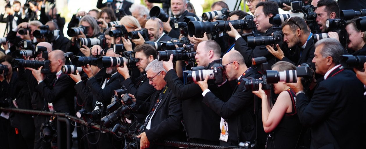 Cannes 2022, Carla Bruni promossa tra ali, piume e farfalle: le pagelle dei look in passerella