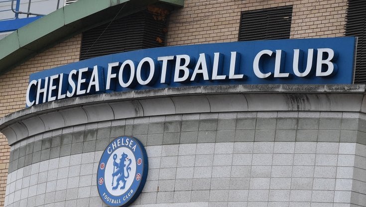 Il logo del Chelsea a Stamford Bridge
