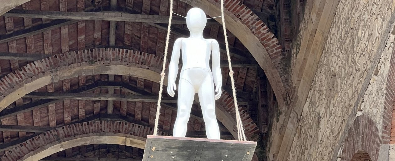 Vicenza, è caccia all'artista che dissemina 'angeli bianchi' 
