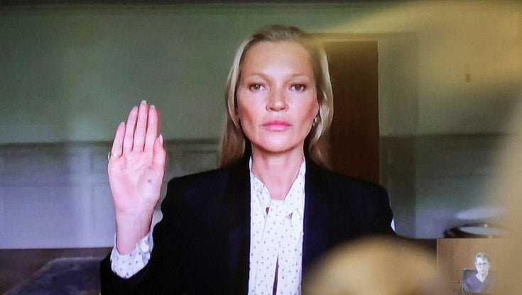 Kate Moss giura prima di testimoniare al processo intentato da Johnny Depp contro la ex moglie Amber Heard