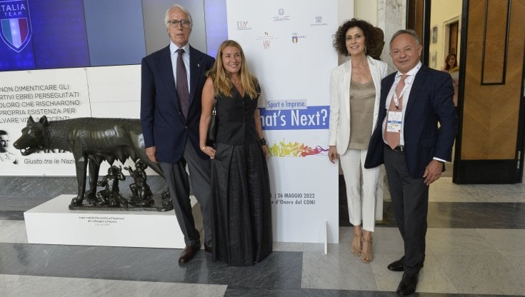 Da sinistra: Giovanni Malag&ograve; (presidente Coni), Barbara Beltrame Giacomello (vicepresidente Confindustria), Luisa Todini (presidente Comitato Leonardo) e Carlo Ferro (presidente Ice)