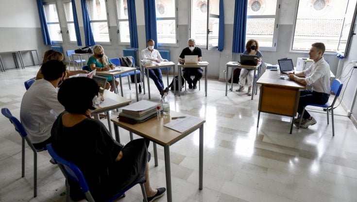 Esami terza media e maturità con la mascherina, il ministero dice no ai presidi: "Non si toglie: mancano i tempi per modificare la legge"