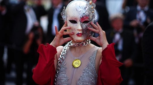 Strascichi, obl&ograve; e piume per il red carpet e il gala Amfar
