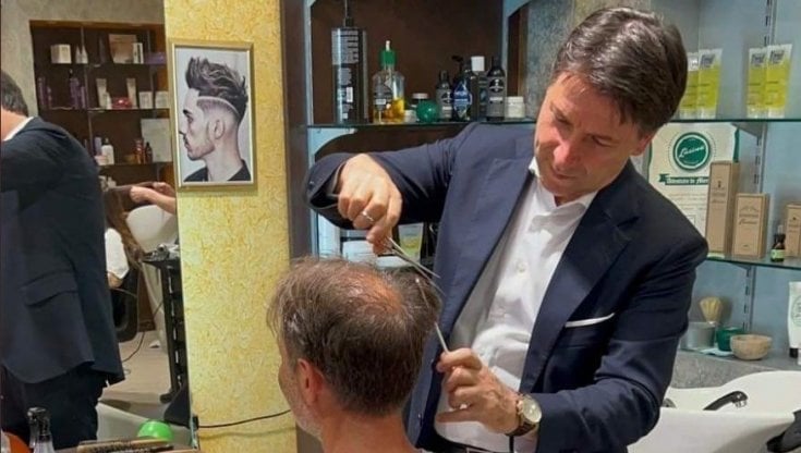 Conte barbiere per un giorno ad Ardea. Il titolare: "Gli do 5 e mezzo, ma se gli va male in politica lo assumo"