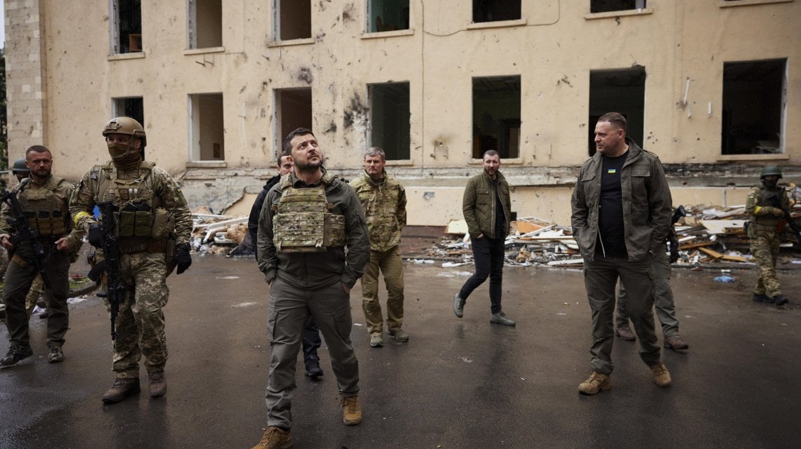 A handout photo made available by the Ukrainian Presidential Press Service shows Ukrainian President Volodymyr Zelensky (C) during his visit to the Kharkiv region, Ukraine, 29 May 2022, amid the Russian invasion