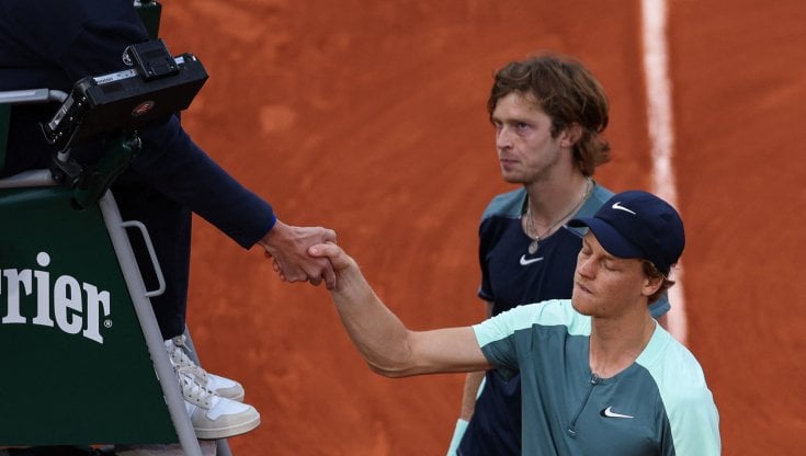 Jannik Sinner si fa male ancora: è solo sfortuna? "Ginocchio da controllare al più presto"