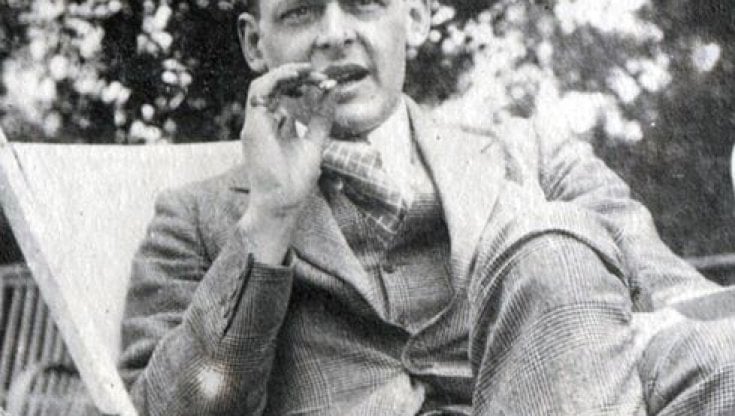 Lo scrittore TS Eliot in un ritratto del 1923
