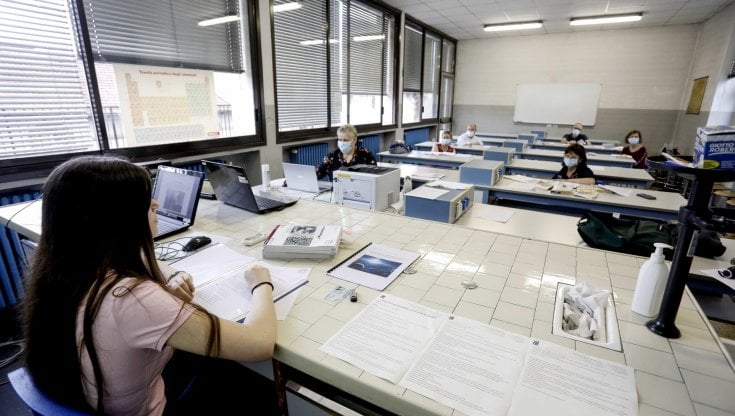 Accusato di molestie a studentesse: professore arrestato nel Cosentino