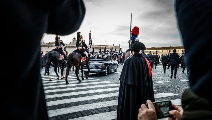 marzo 2022, il presidente della Repubblica, Sergio Mattarella, a bordo della Lancia Flaminia, accompagnato dal presidente del Consiglio, Mario Draghi (Luigi Narici / AGF)