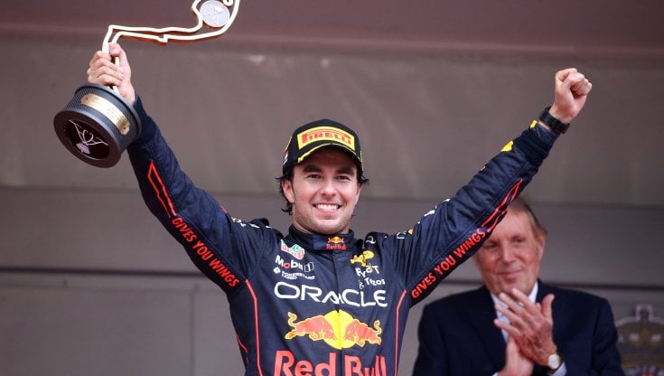 Sergio Perez festeggia sul podio a Montecarlo