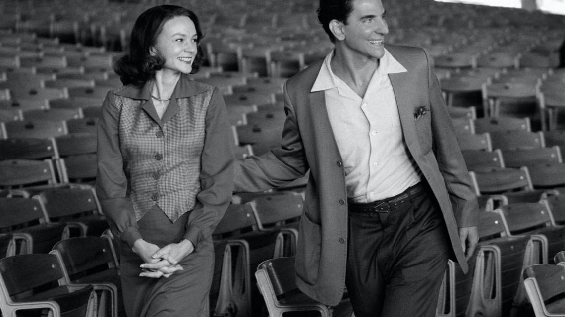 Bradley Cooper nei panni di Leonard Bernstein (Foto dall'account Twitter di Netflix)