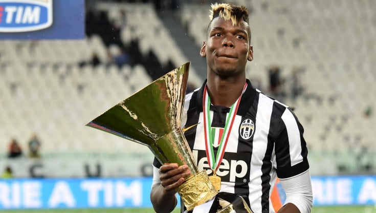 Pogba con la coppa dello scudetto vinto nel 2015 con la Juve