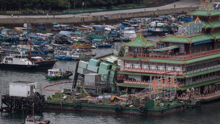 Hong Kong: corsa contro il tempo per salvare il Jumbo Kingdom, il ristorante galleggiante più grande del mondo 