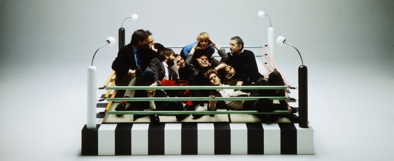 l fondatori del gruppo Memphis nel celebre scatto di Studio Azzurro che li ritrae sul Tawaraya boxing ring disegnato da Masanori Umeda