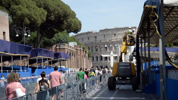 Roma, preparativi per la parata del 2 giugno in via dei Fori Imperiali