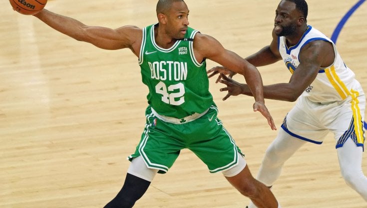 Al Horford in azione contrastato da Draymond Green 