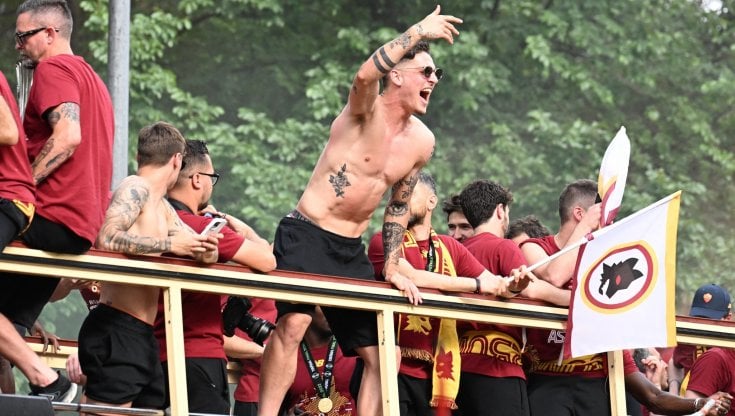 Zaniolo festeggia la vittoria della Roma in Conference League