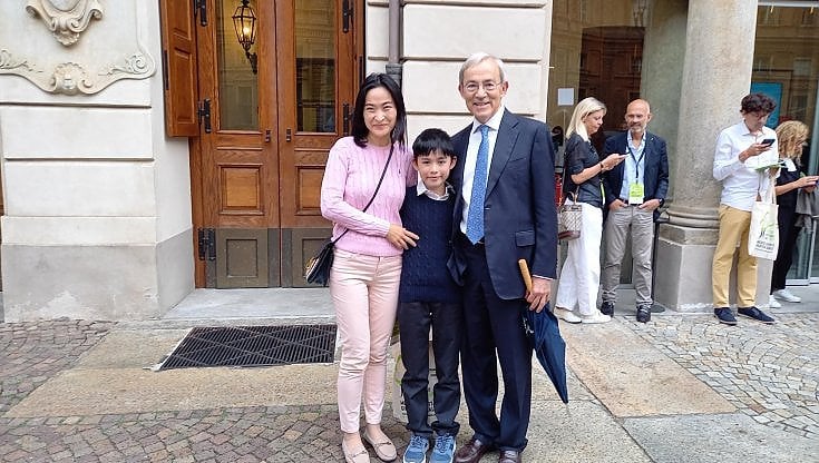 Il Premio Nobel Christopher Pissarides davanti al Teatro Carignano di Torino con la moglie e il figlio