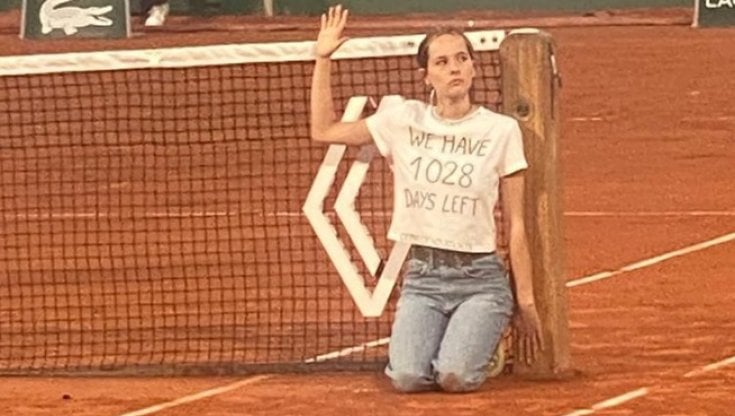 Roland Garros, manifestante si incatena alla rete:  "Restano 1.028 giorni". Ecco cosa significa la scritta 