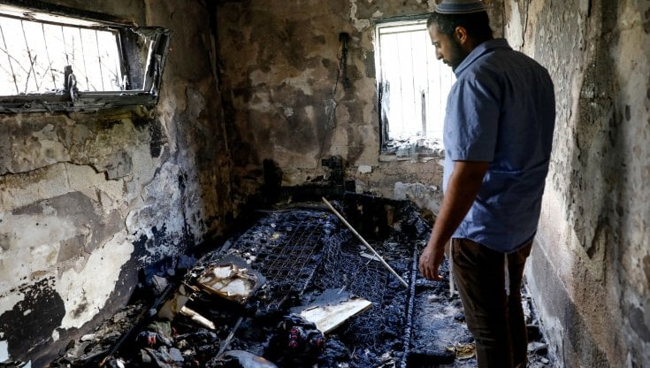 Un ebreo israeliano nella sua abitazione danneggiata durante gli scontri con gli arabi israeliani nella citt&agrave; di Lod, vicino a Tel Aviv, nel maggio del 2021