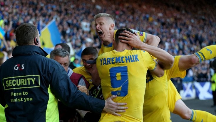 Roman Yaremchuk e Oleksandr Zinchenko esultano dopo il gol del 2 a 0 alla Scozia