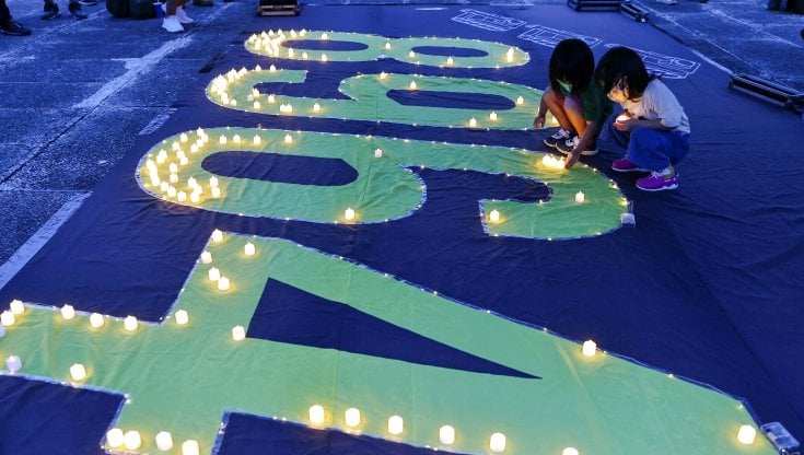 Taipei (Taiwan): bambini accendono candele per il 33esimo anniversario di Piazza Tienanmen, il 4 giugno 1989 (89-6-4)