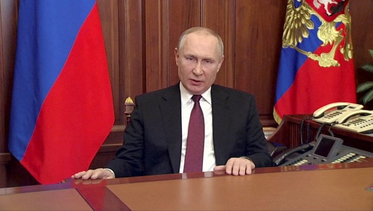 La Russia contro l'Italia: "Campagna sui media contro di noi, cittadini russi discriminati". Di Maio: "Non accettiamo minacce, in Russia c'è la censura"