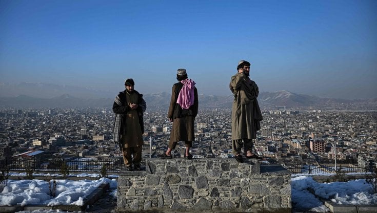 Talebani sullo sfondo della citt&agrave; di Kabul
