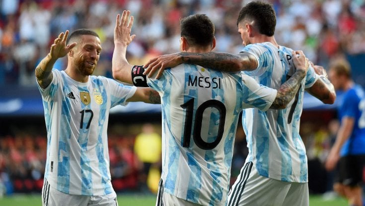 Messi festeggiato dai compagni