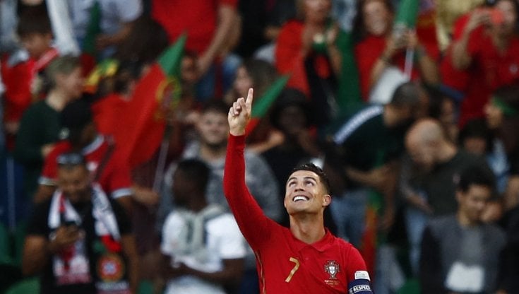 Ronaldo si riprende il Portogallo: doppietta nel 4-0 alla Svizzera. E la mamma si commuove