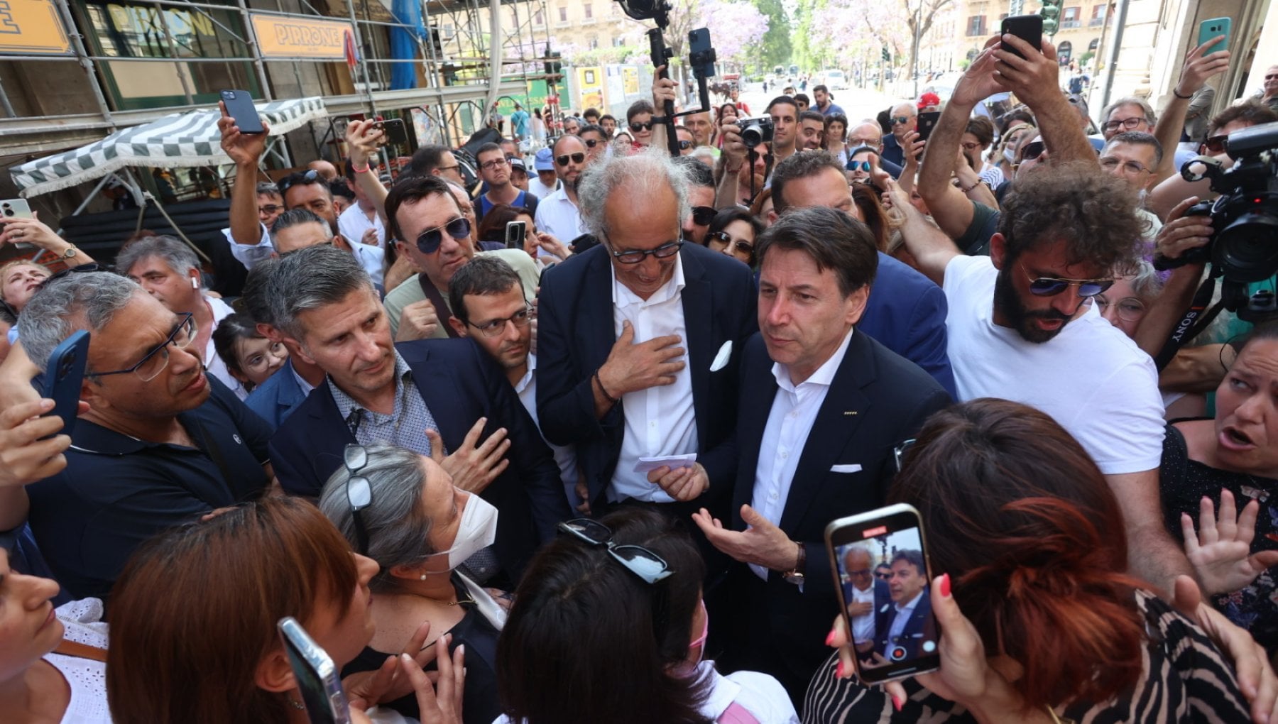 Conte A Palermo In Un Bagno Di Selfie Sfila Nelle Borgate Il patrono 