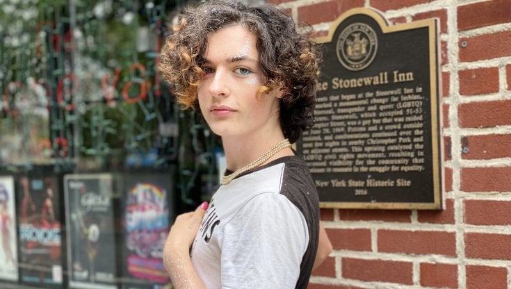 Larkins a New York davanti allo Stonewall Inn, bar del Greenwich village da cui nel giugno 1969 part&igrave; la rivolta per i diritti&nbsp;di gay e lesbiche (Manuela Cavalierie Donatella Mulvoni)&nbsp;