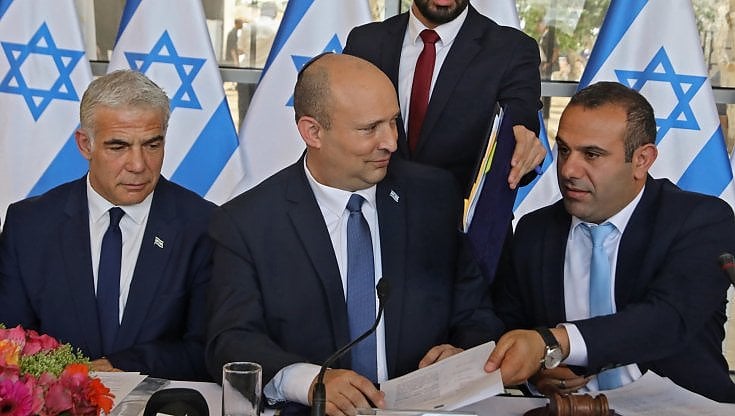 Naftali Bennett, al centro, assieme ai suoi alleati di governo