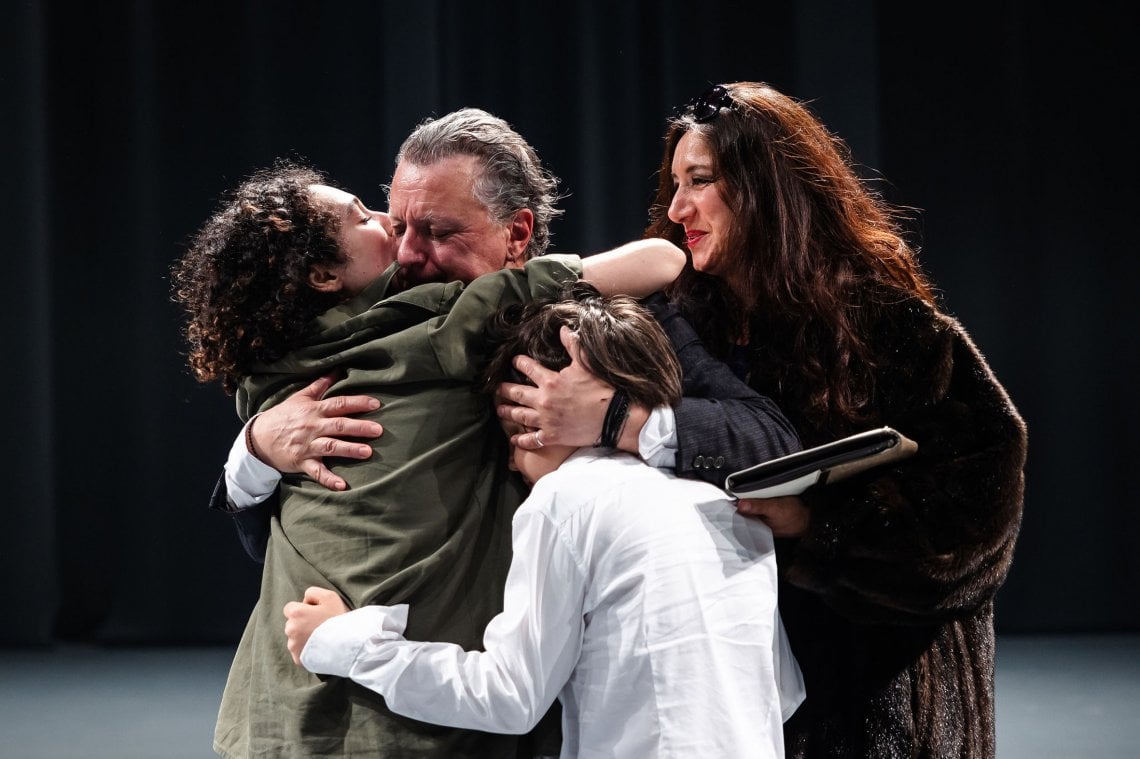 Da sinistra Giorgana Faggiano (Ifigenia), Valerio Binasco (Agamennone), Arianna Scommegna (Clitemnestra) e, di spalle, Matteo Leverano (Oreste bambino)