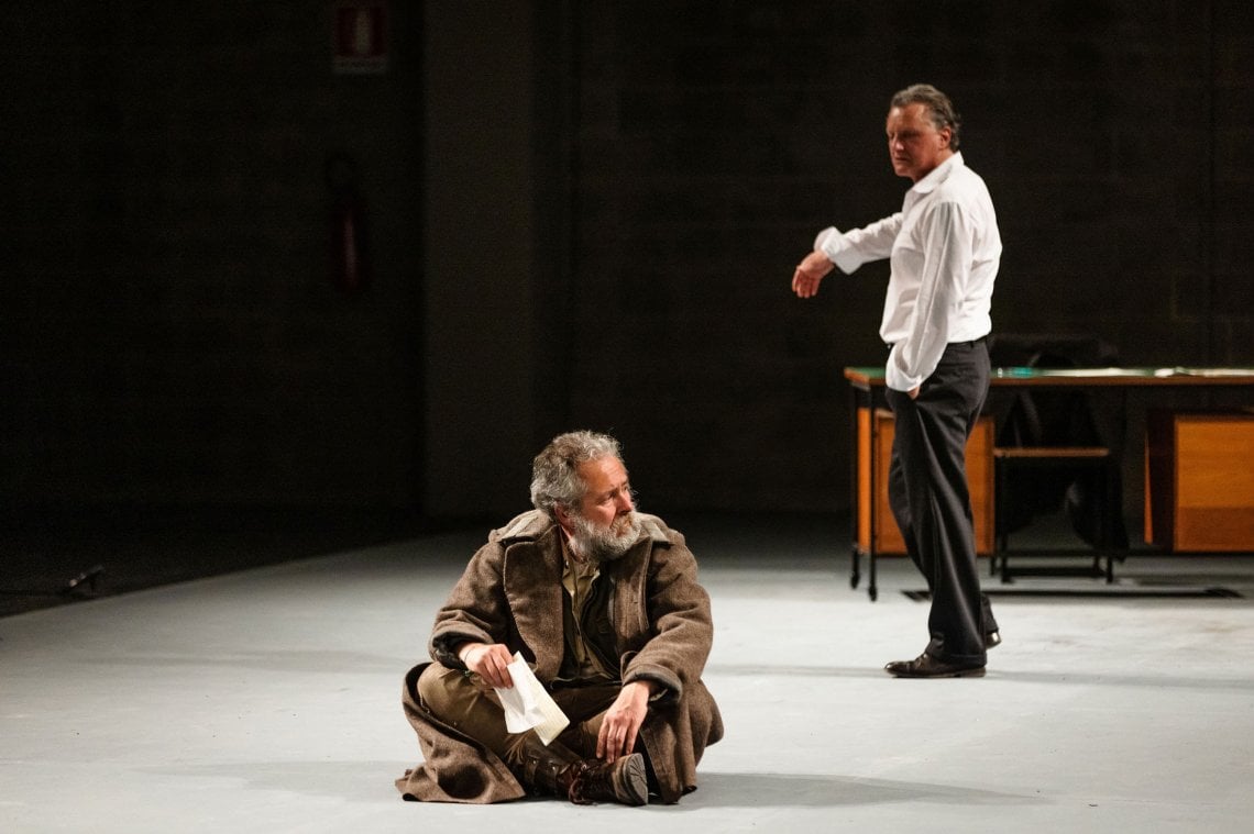 Da sinistra Nicola Pannelli (Soldato), Valerio Binasco (Agamennone)
