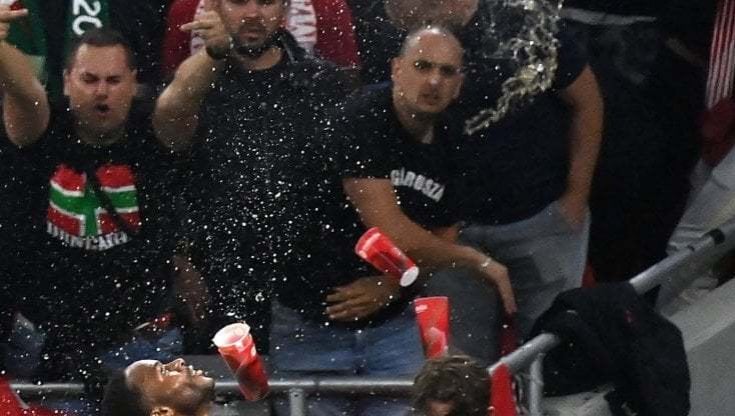 Tifosi ungheresi scatenati durante un incontro con l'Inghilterra