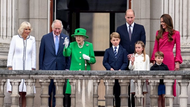 La famiglia reale inglese saluta la folla durante il giubileo della regina Elisabetta II