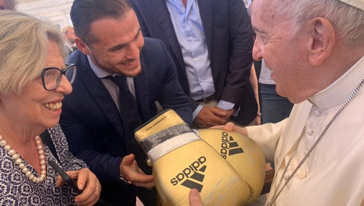 Michael Magnesi consegna i suoi guantoni a Papa Francesco
